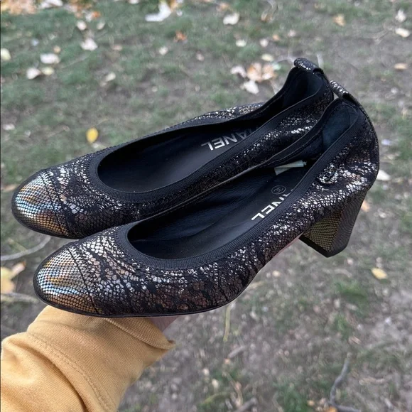 CHANEL Black and Gold Lace Heels - Picture 3 of 5